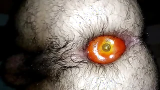 Enfiando um tomate enorme not much meu cuzinho peludo